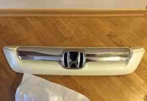 Решетка радиатора Honda CR-V 2007-2009 белый перла - Фото #1